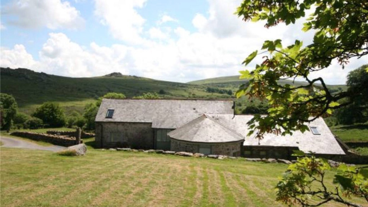 Newton Abbot House | Chinkwell Tor barn near Widecombe in the Moor