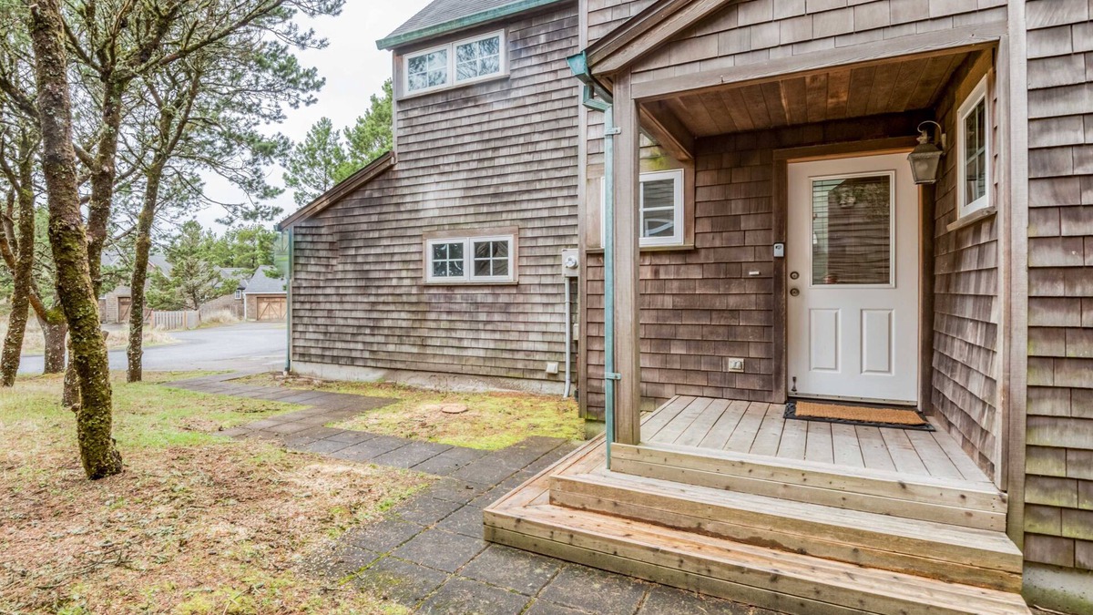 Shorepine Village House | Chinook - Two Bedroom w/Loft*Beach Access*Dog Friendly*BBQ*Beach Cruisers*WIFI