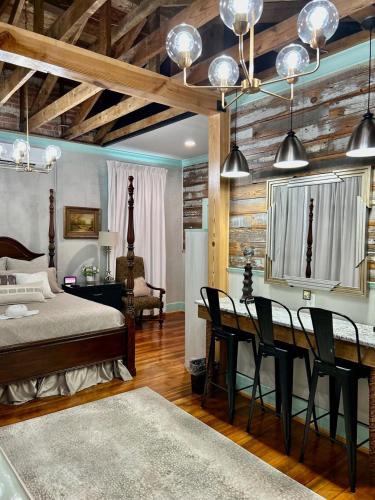 Carthage Hotel | Chipley's Squareview Inn