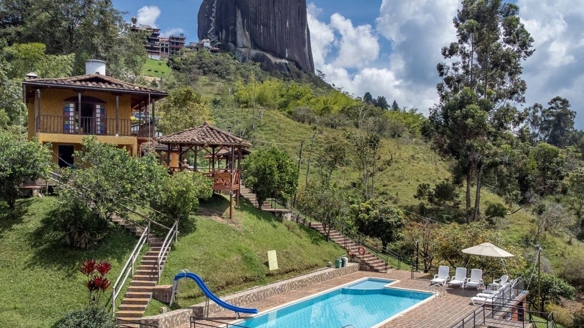 Guatape House | Chiriqui farm in Guatape in front of the Peñol stone