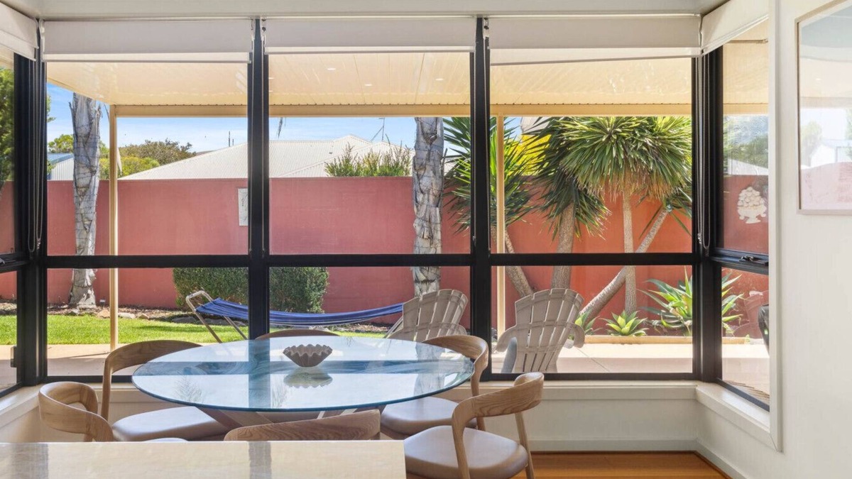Hayborough House | Chiton Rocks Court! Mini Oasis by the Sea