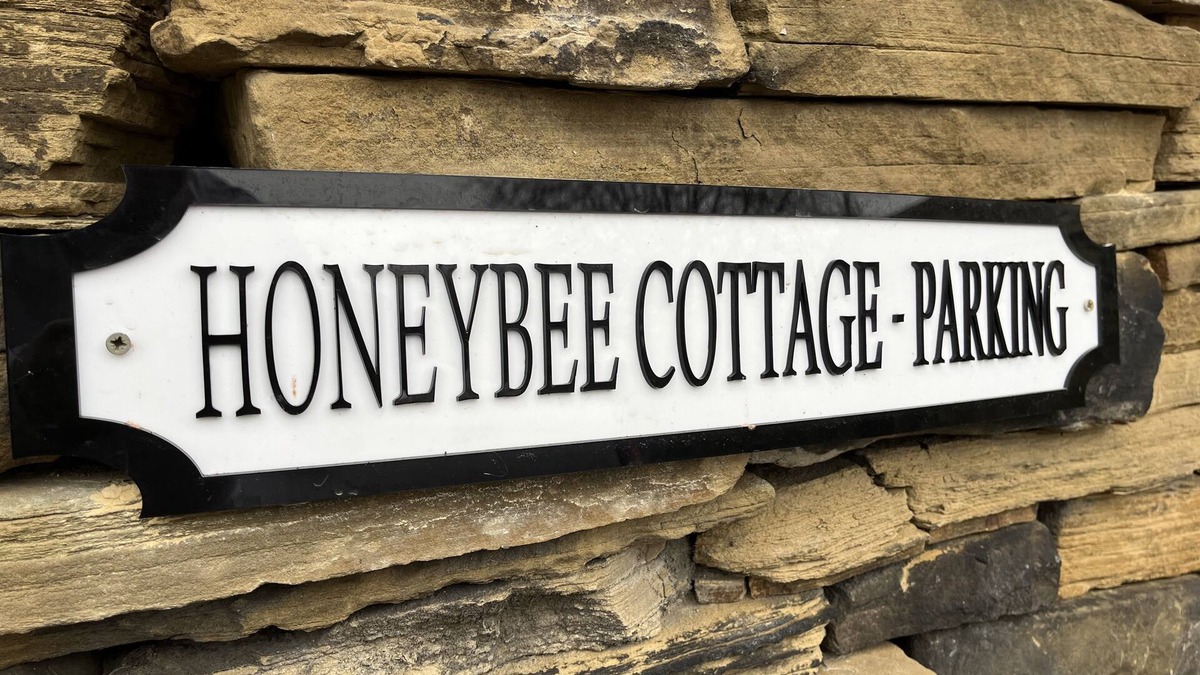 Idle Cottage | Chocolate box cottage w/hot tub & a secret garden.