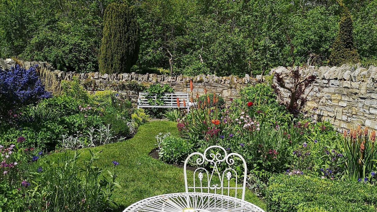 Ardens Grafton Cottage | Chocolate-box pretty cottage, with Grade II Listing, in Shakespeare country