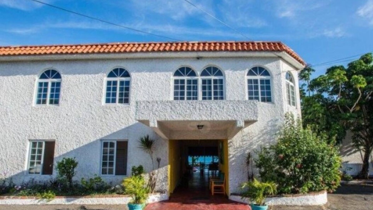 Tower Isle Apartment | Chrisanns Hidden Cove Double Bed room max 3 guests, pool, beach