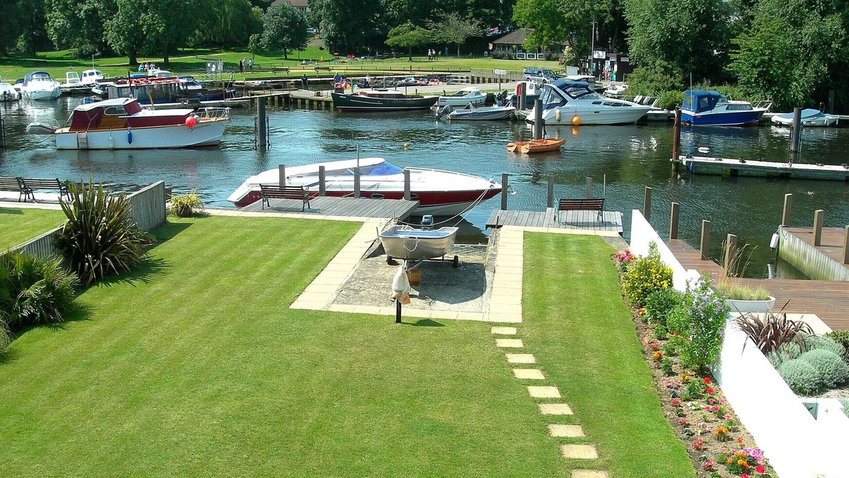 Christchurch Apartment | Christchurch Riverside Studio With Fishing Available