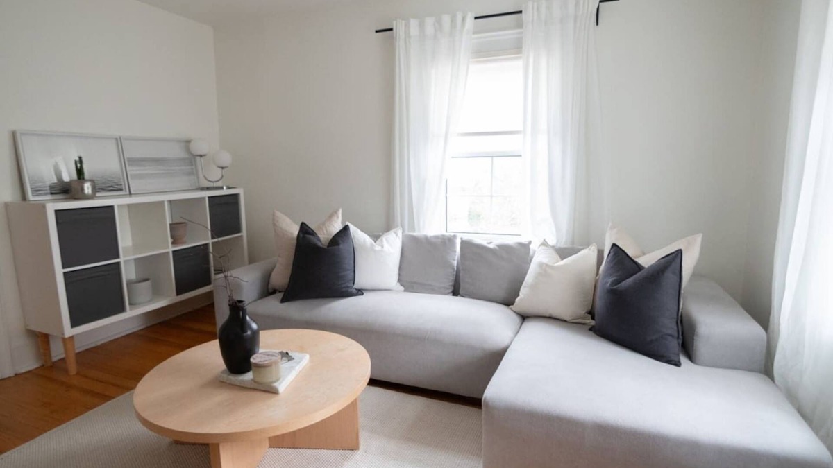 Port Dalhousie Apartment | Christie Corner I:Feel at home while you stay, eat and relax