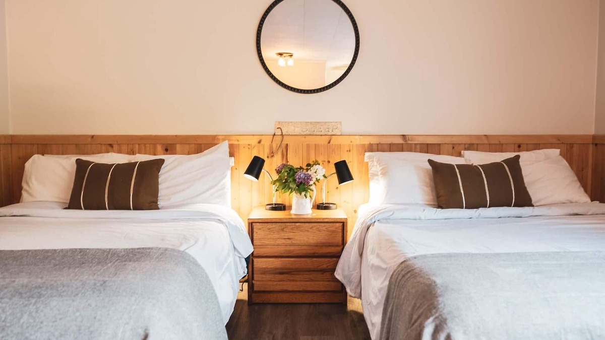 Christina Lake Hotel | Christina Lake- Pet Friendly, Sleeps 4 - Close to Beaches, Golf, Fishing, Hiking