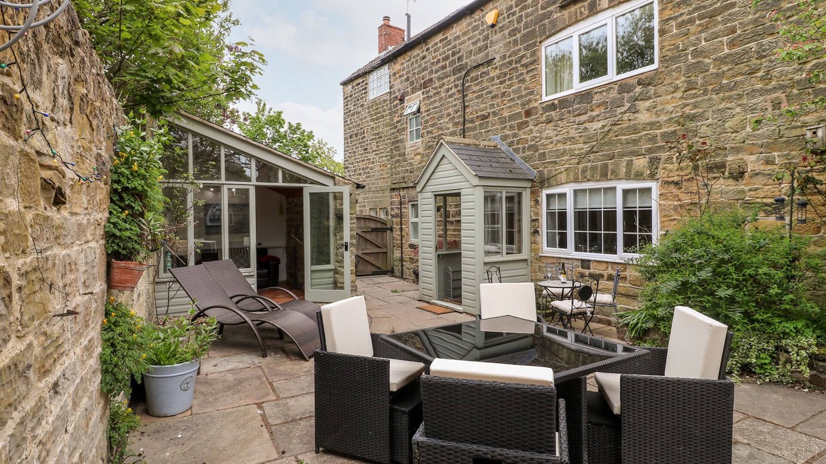 Alfreton Cottage | CHRISTMAS COTTAGE, family friendly, with open fire in Shirland