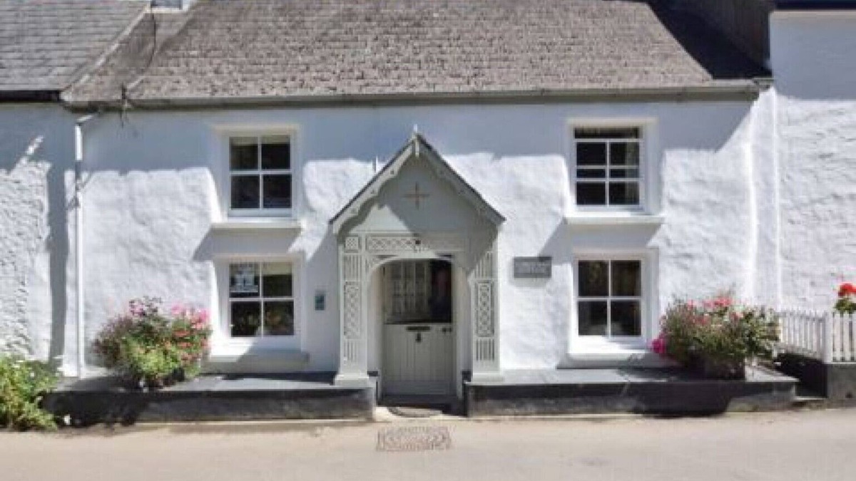 Helford House | Christmas Cottage - Two Bedroom House, Sleeps 4