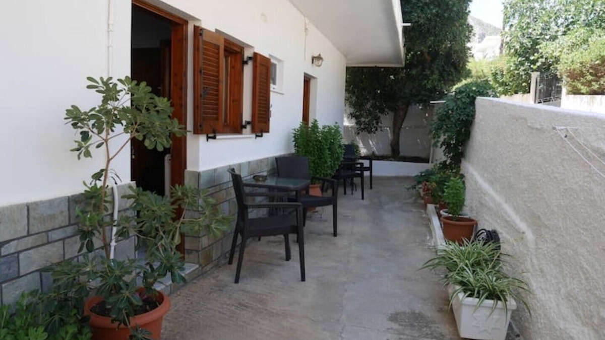 Monemvasia Apartment | Chrysoula’s Convenient Triple Room with Yard
