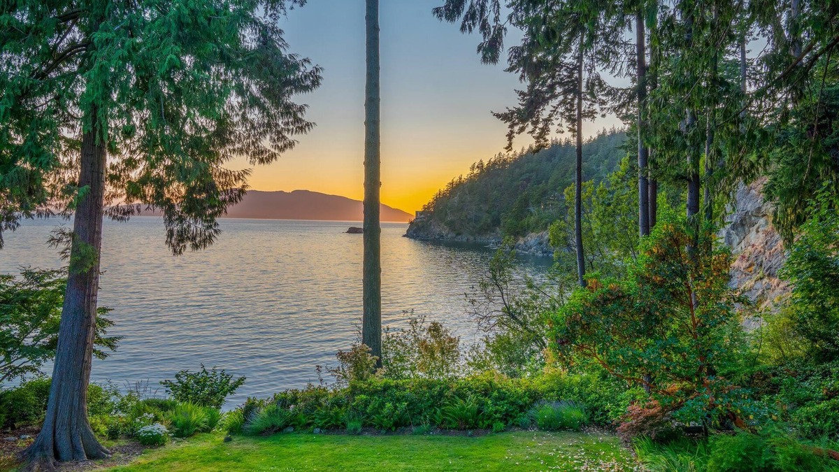 Bellingham House | Chuckanut Beachfront Sanctuary w/Bay View, Private Beach, Hot Tub & Wildlife