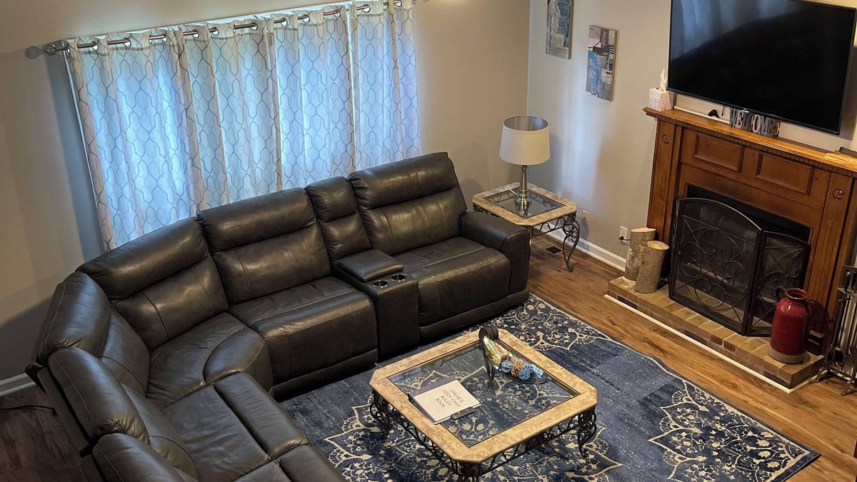 Clarksville House | Chucks Cozy Casa a 3 BR 2.5 BA Veteran Owned Family Friendly Retreat