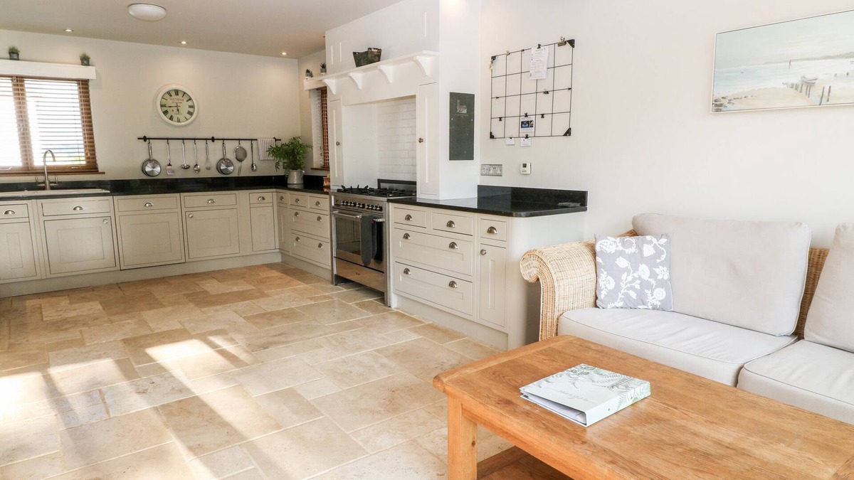 Broadwoodkelly Cottage | CHURCH BARN, pet friendly, character holiday cottage in North Tawton