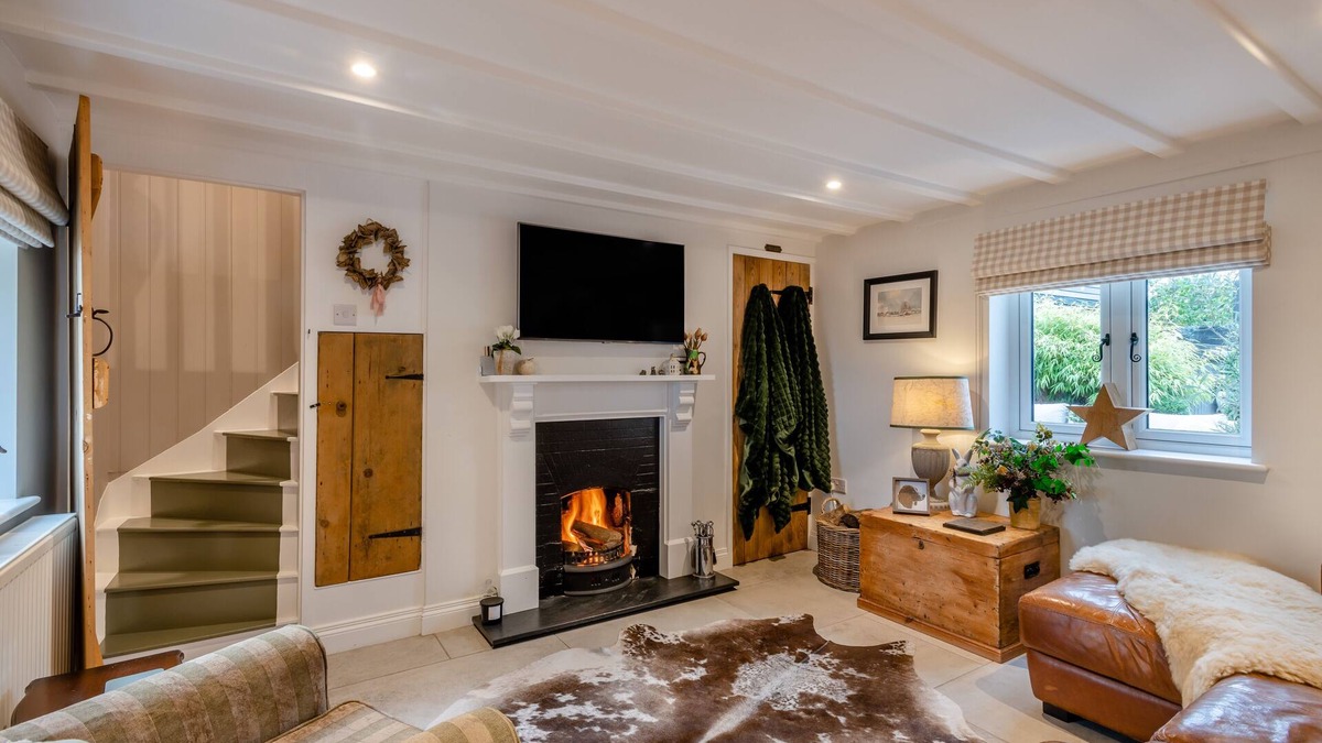 Hopton House | Church Cottage - Norton Subcourse
