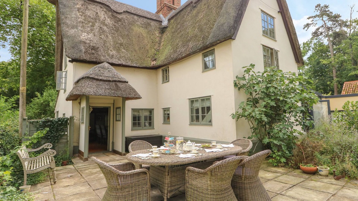 Yelden Cottage | CHURCH COTTAGE AND WATER TOWER, pet friendly, with pool in Kimbolton