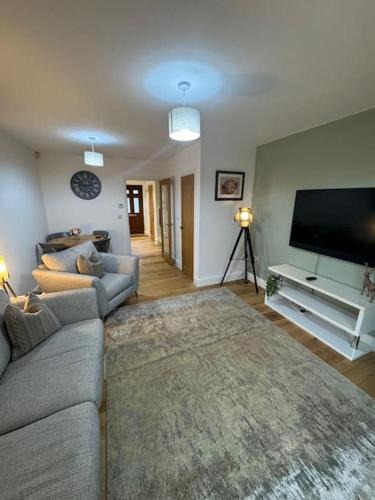 Earls Barton House | Church Court 2 Bed 55 Inch SKY TV Northampton Parking Contractor Accommodation