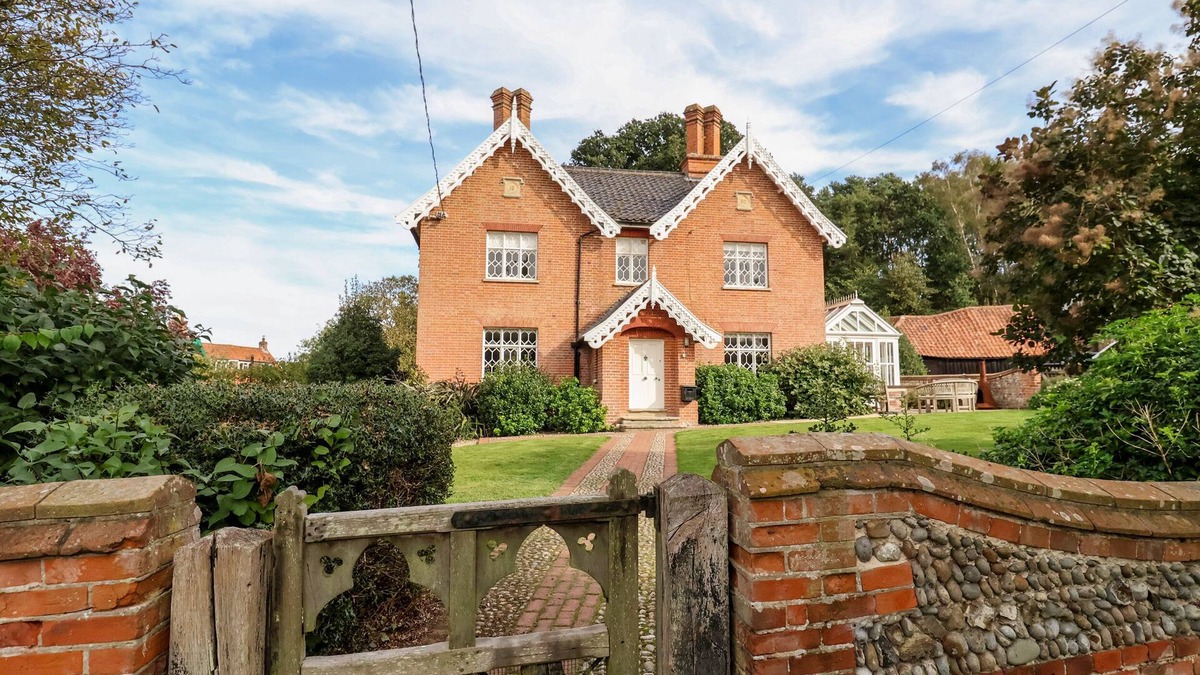 Dunwich Cottage | CHURCH FARM, DUNWICH, pet friendly, with open fire in Westleton