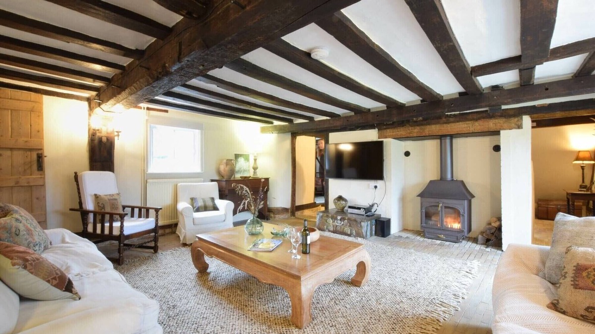 Cookley Cottage | CHURCH FARMHOUSE, COOKLEY, pet friendly, with open fire in Halesworth