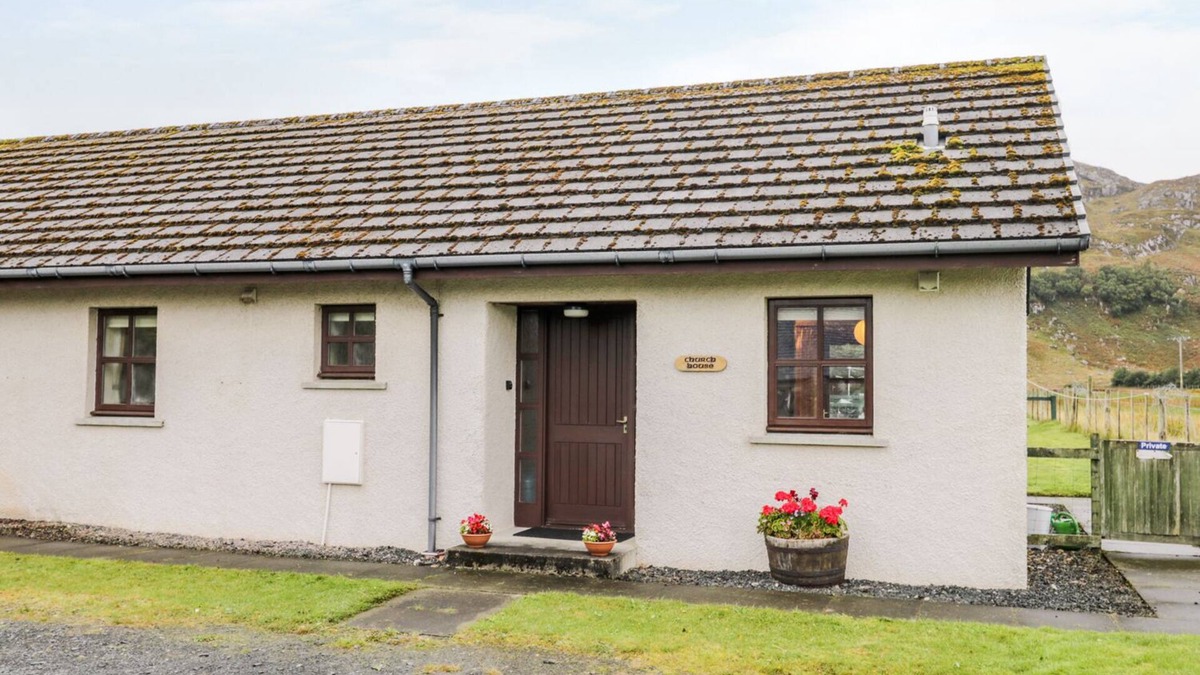 Poolewe Cottage | CHURCH HOUSE, with a garden in Poolewe