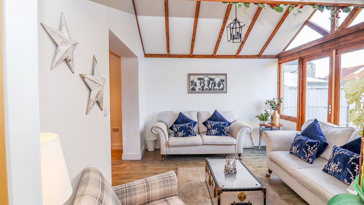 Loversall House | CHURCH VIEW COTTAGE, pet friendly, with hot tub in Doncaster