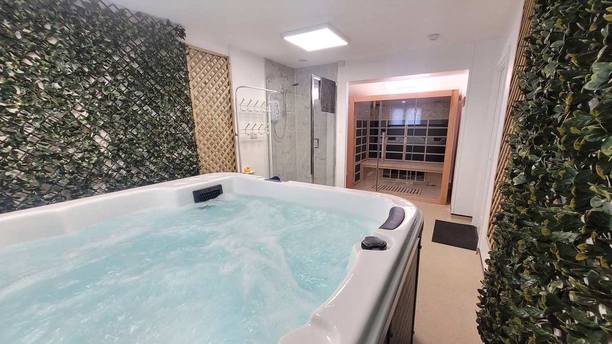Diss House | Church View-Home with Hot tub, Sauna & Games room