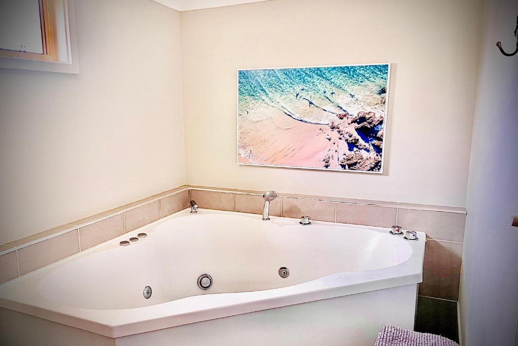 Swansea Bed & Breakfast | Churchill's B&B twin spa getaway Studio