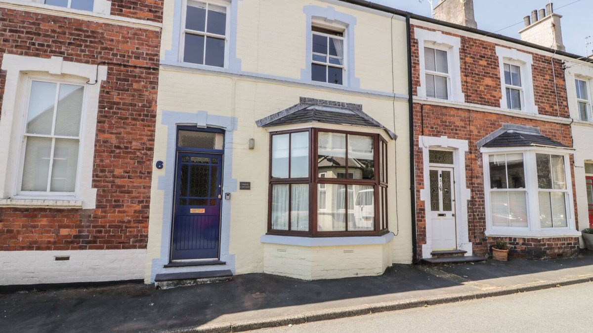 Bangor Cottage | CHWECH, pet friendly, character holiday cottage in Menai Bridge