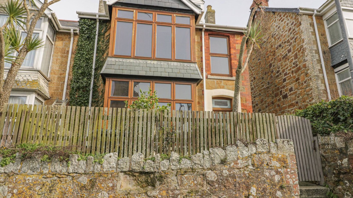 Newquay City Centre Cottage | CHY-AN-BRAE, pet friendly, country holiday cottage in Newquay