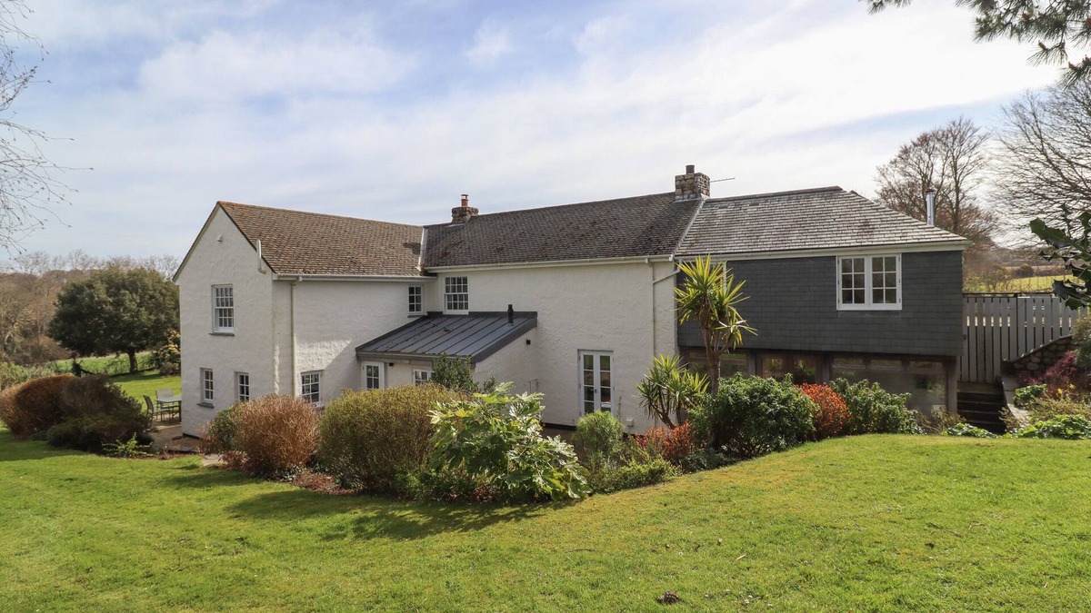 Carnon Downs Cottage | CHYGOWLIN HOUSE, pet friendly, luxury holiday cottage in Truro