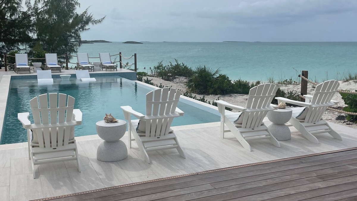 William's Town House | CIESTA SANDS- Beachfront Luxury, Top Beach, 4 bedrooms w private bath, Pool