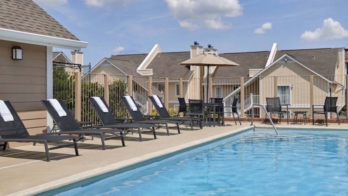 Sharonville House | Cincinnati Getaway! 2 Spacious Units, Full Kitchen, Pool, FREE Parking & Bfast!