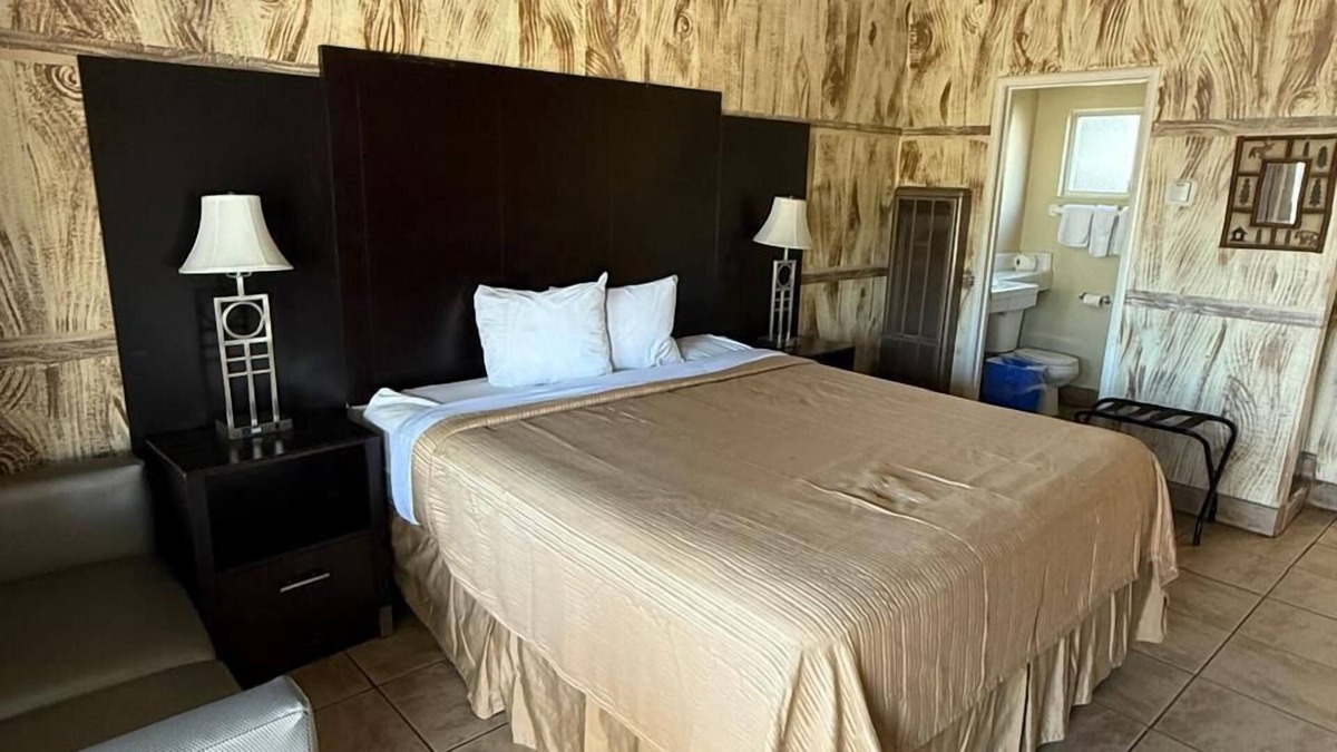 Hollister Hotel | Cinderella Motel