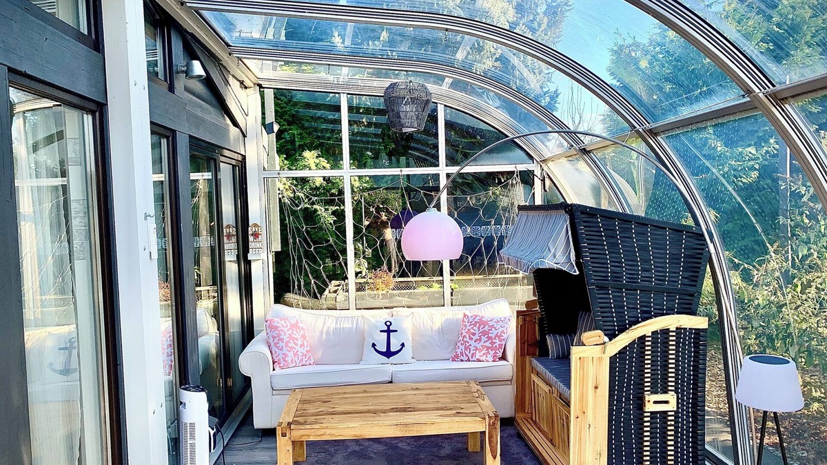 Sassenburg House | Cinderella Relax: Stylish vacation home with sauna, conservatory & close to the lake