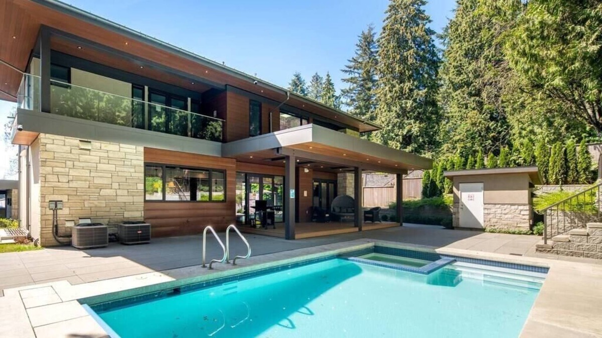 West Vancouver Villa | Cinematic Mansion with Pool and Hot tub