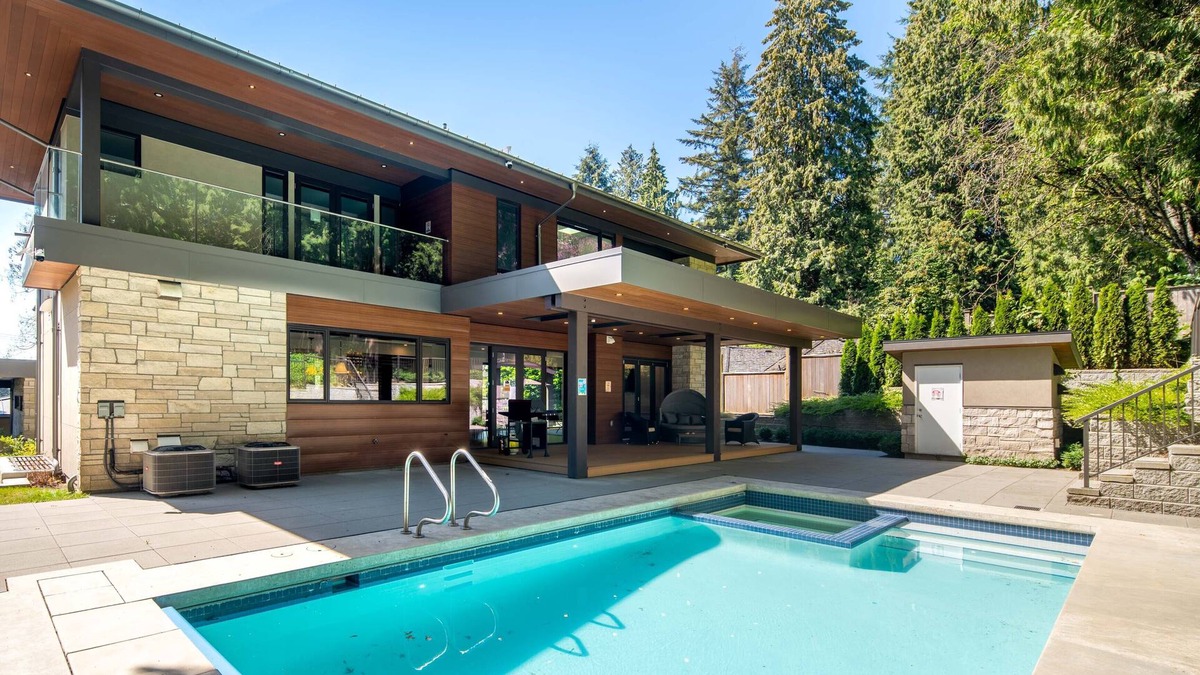 West Vancouver Resort | Cinematic Mansion with Pool and Hot tub