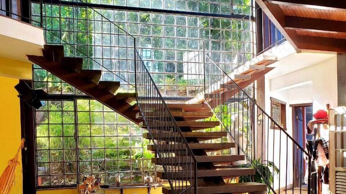 Guapimirim House | Cinematographic house facing the waterfall