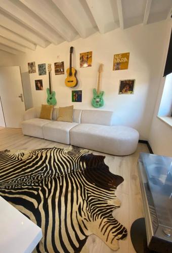 Mons Apartment | Cinestrings