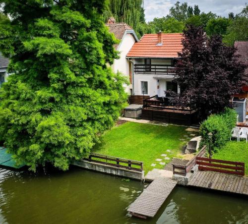 Szarvas House | Ciprus Lak