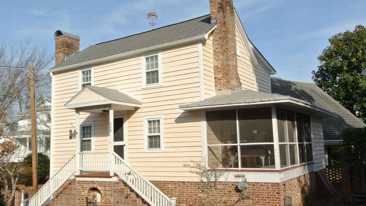 New Bern House | Circa 1810 Home - Downtown New Bern Historic District - 2 BRs with King Beds