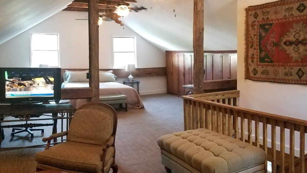 Jeffersonville Apartment | Circa 1900 Renovated Carriage House with private yard