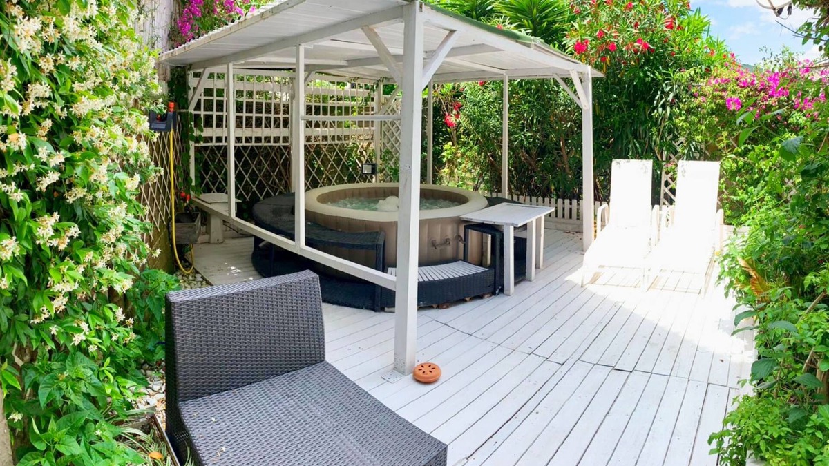 San Felice Circeo Apartment | Circeii, apartment with bedroom, living room and exterior with bathtub
