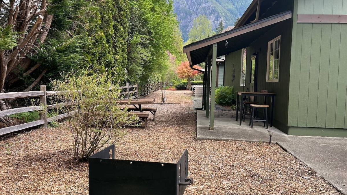 North Bend Cabin | Circle River Bungalow~Right at the base of Mt. Si!