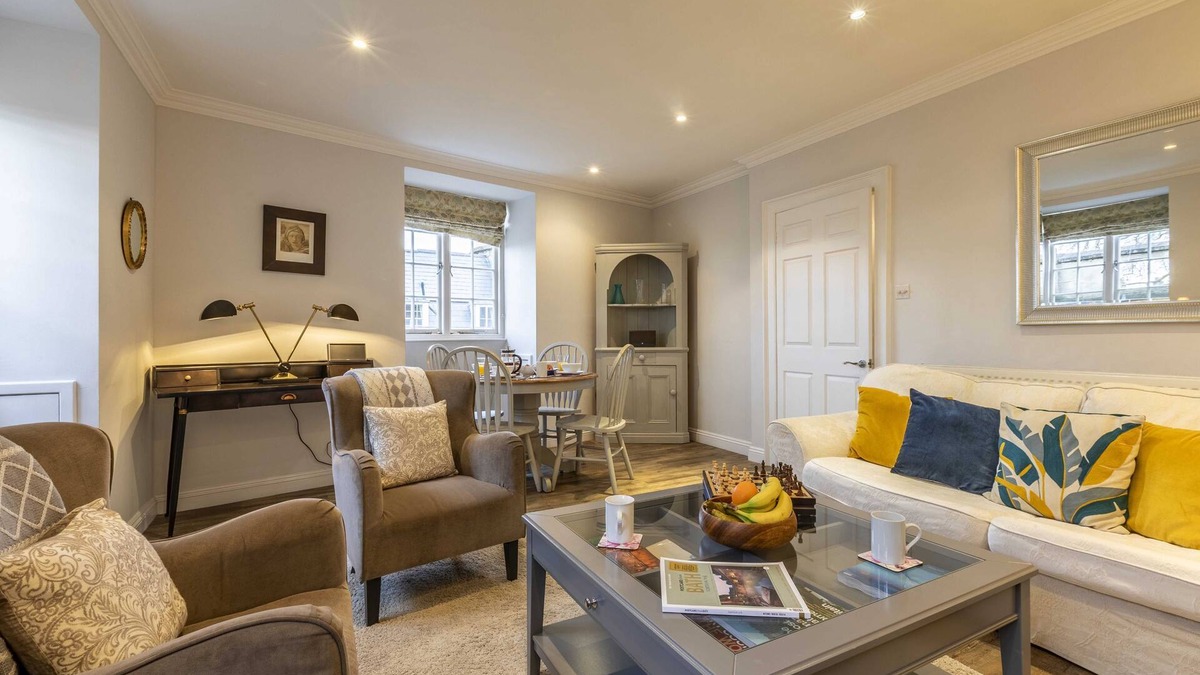 Upper Town Apartment | Circus Heights - top floor Georgian elegance