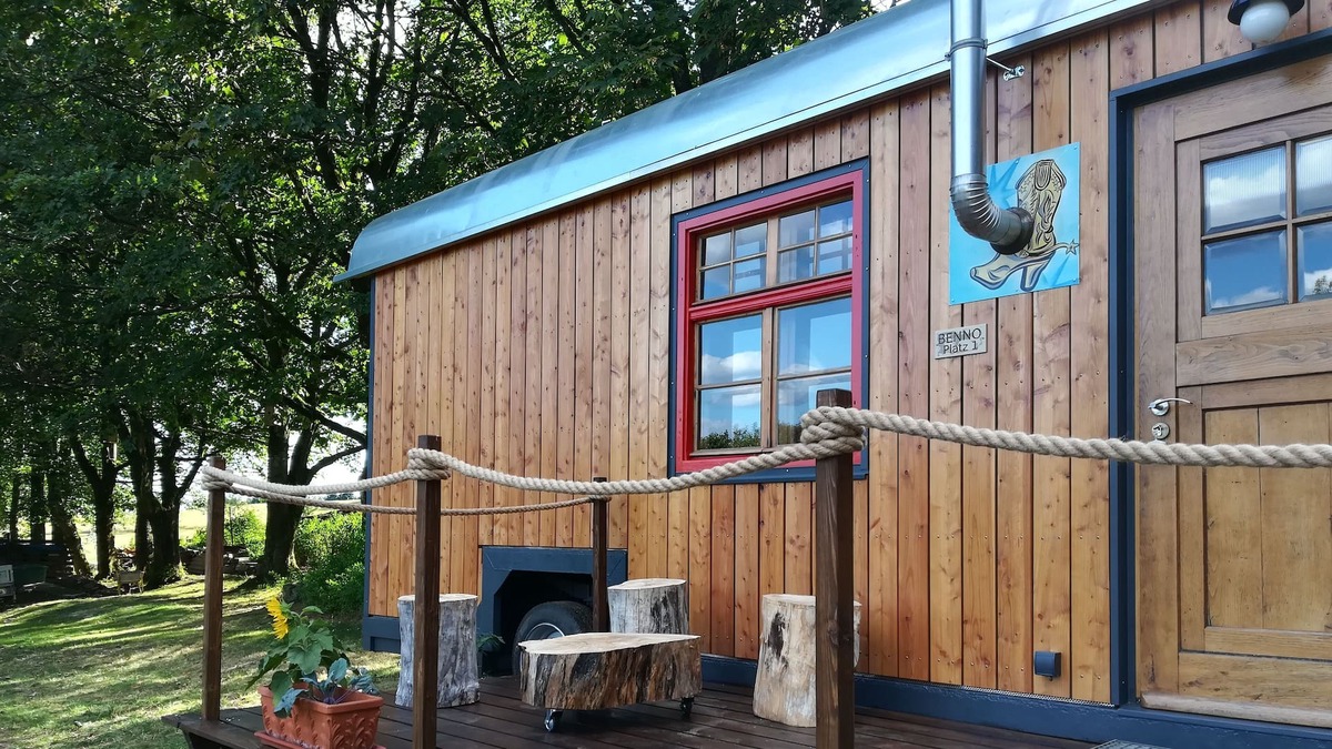 Graefenthal House | Circus wagon on the edge of the forest, family friendly, pets allowed