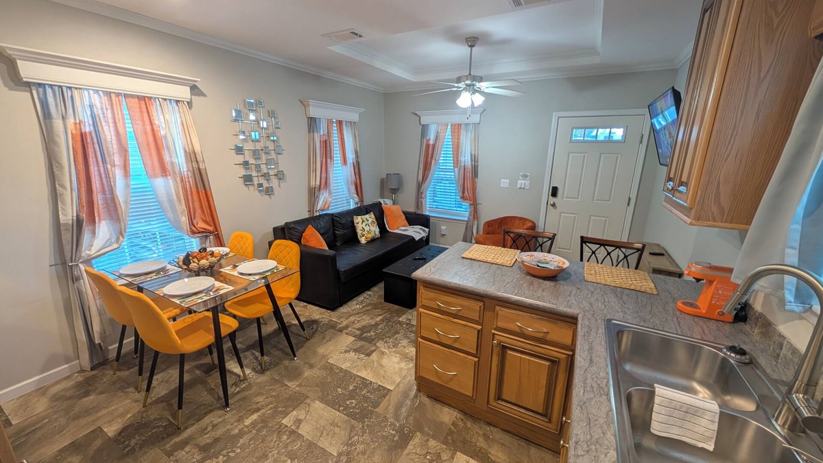 Deltona Lakes Cabin | Citrus Lodge. 70" TV. Patio, Quiet,Private Patio & Free Parking