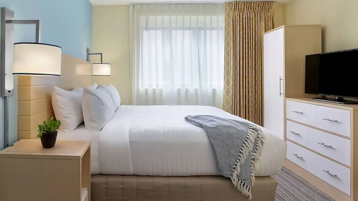 Central Business District Apartment | City Break! Spacious Rooms w/Perfect Central Locale near Canal Street