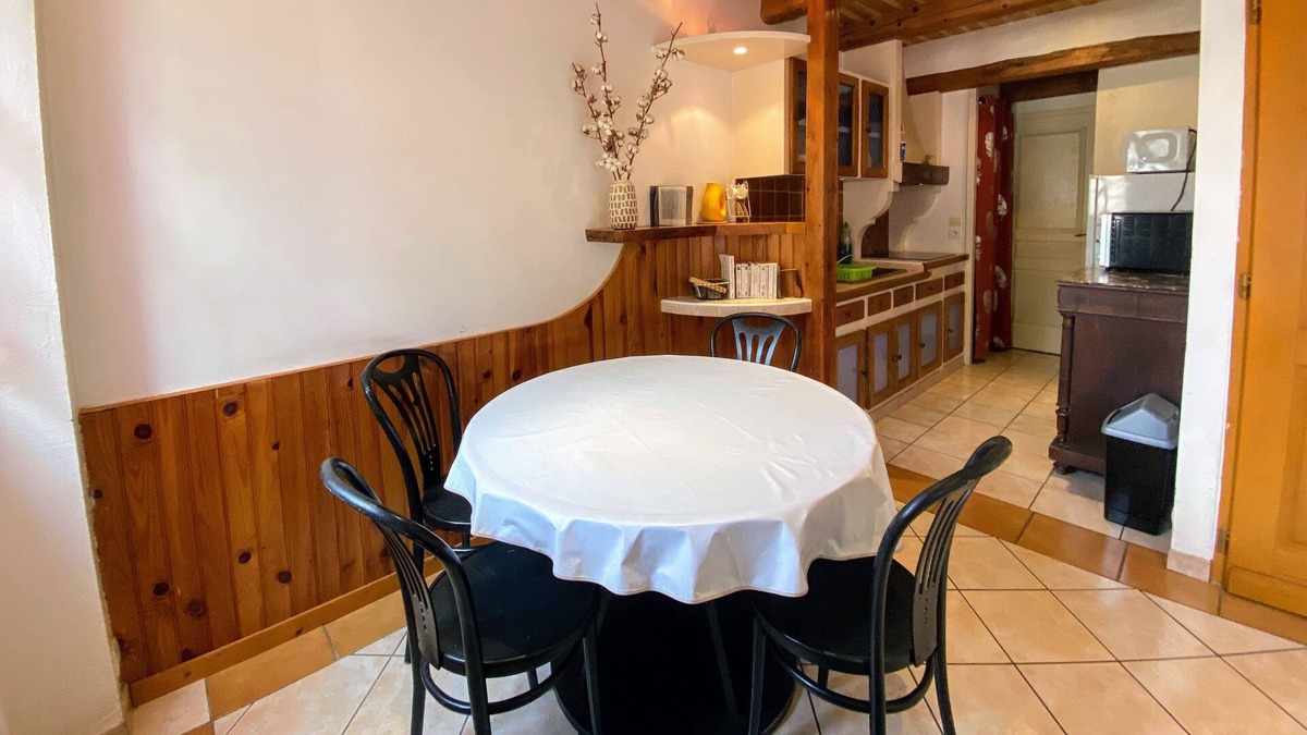Laragne-Monteglin Apartment | City center apartment with wifi, balcony and patio
