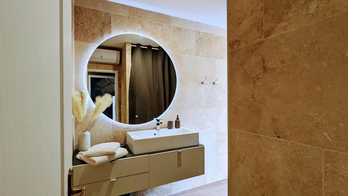 Chateauroux Apartment | City-Center Comfort: AC, Wifi, Netflix, Full Kitchen, Near Train & Shops
