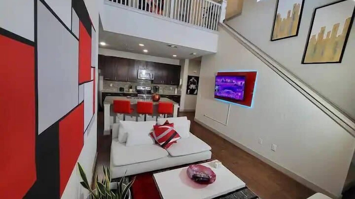Memorial House | City Center Modern 3-Level Home with Pool