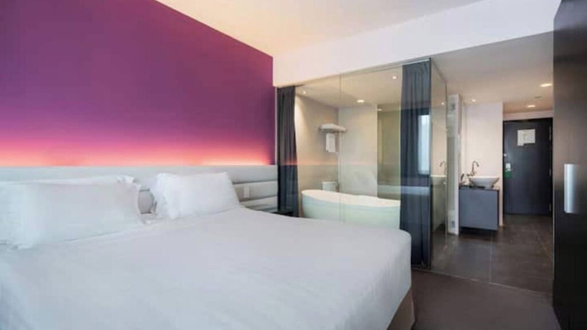 Chinatown Hotel | City Center Premier Club King + Breakfast/Access.